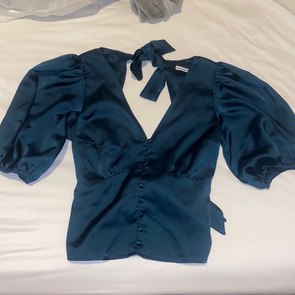 Open back, puffy sleeve, silky top